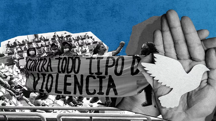 Collage en blanco y negro y azul de mujeres manifestándose con una pancarta contra la violencia, junto a una mano sosteniendo una paloma blanca como símbolo de paz y resistencia colectiva. Contra todo tipo de violencia