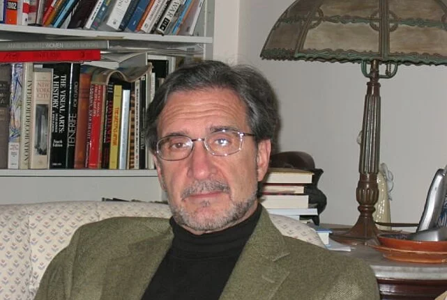 Fotografía de Robert P. Matthews en una biblioteca o sala de esta. 