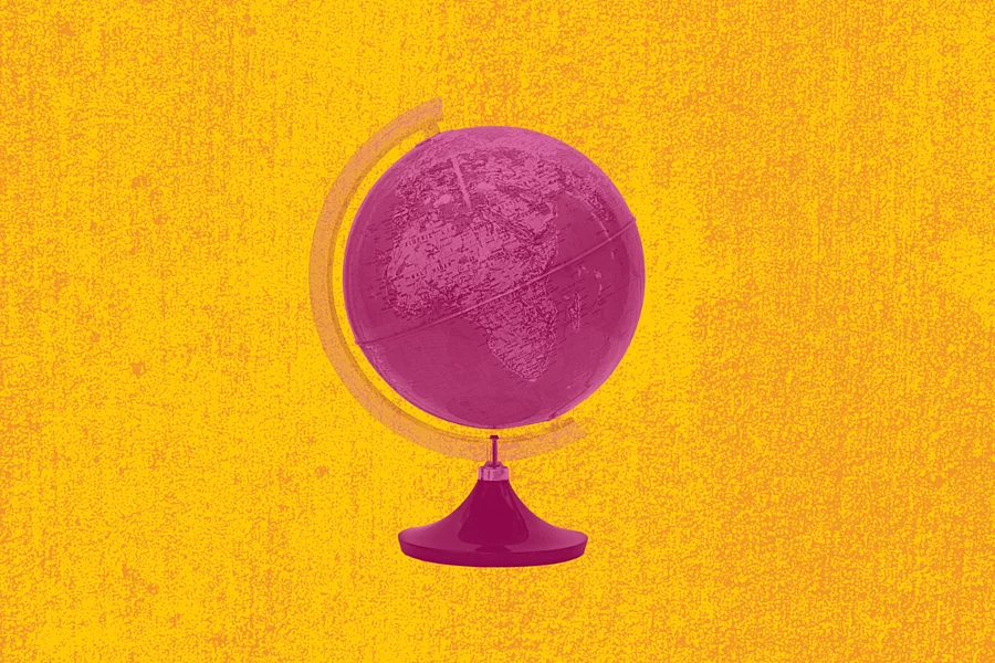 Globo terráqueo en tonos fucsia sobre fondo amarillo