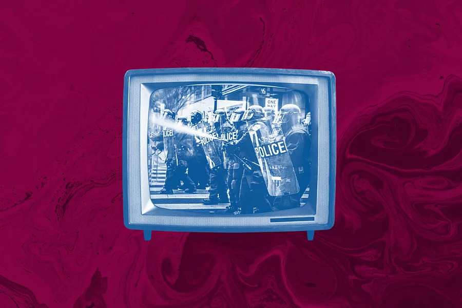 Televisor vintage que muestra una imagen de policías antidisturbios en formación, en tonos azules sobre fondo vinotinto