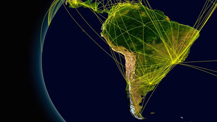 Sudamérica vista desde el espacio con las conexiones que representan las rutas aéreas más importantes. Los elementos de esta imagen proceden de la NASA.